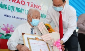 Gần 2.200 đảng viên nhận Huy hiệu Đảng dịp kỷ niệm 131 năm Ngày sinh Chủ tịch Hồ Chí Minh